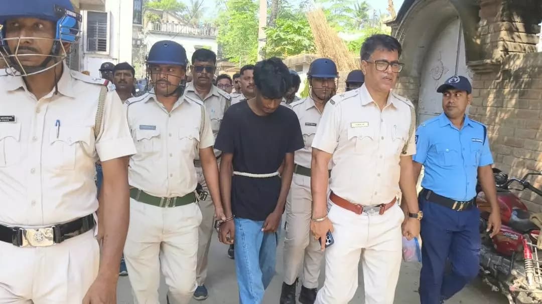 হরিহরপাড়া: মালোপাড়ায় শিশু হত্যাকাণ্ডে অভিযুক্তকে ঘটনাস্থলে নিয়ে পুনর্নির্মাণ করল পুলিশ