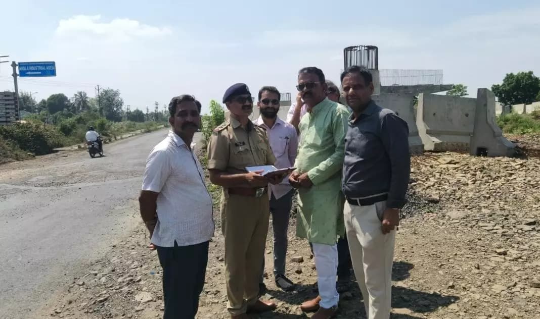 अकोला: अप्पू टी-पॉइंटवरील फ्लायओव्हर कामामुळे एमआयडीसीकडे वाहतूक कोंडी; पर्यायी मार्गावर पाहणी
