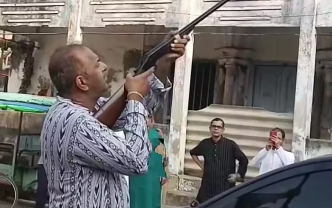কান্দি: মুর্শিদাবাদের কান্দিতে বন্দুকের গুলিতে শুরু সন্ধিপূজার অনুষ্ঠান