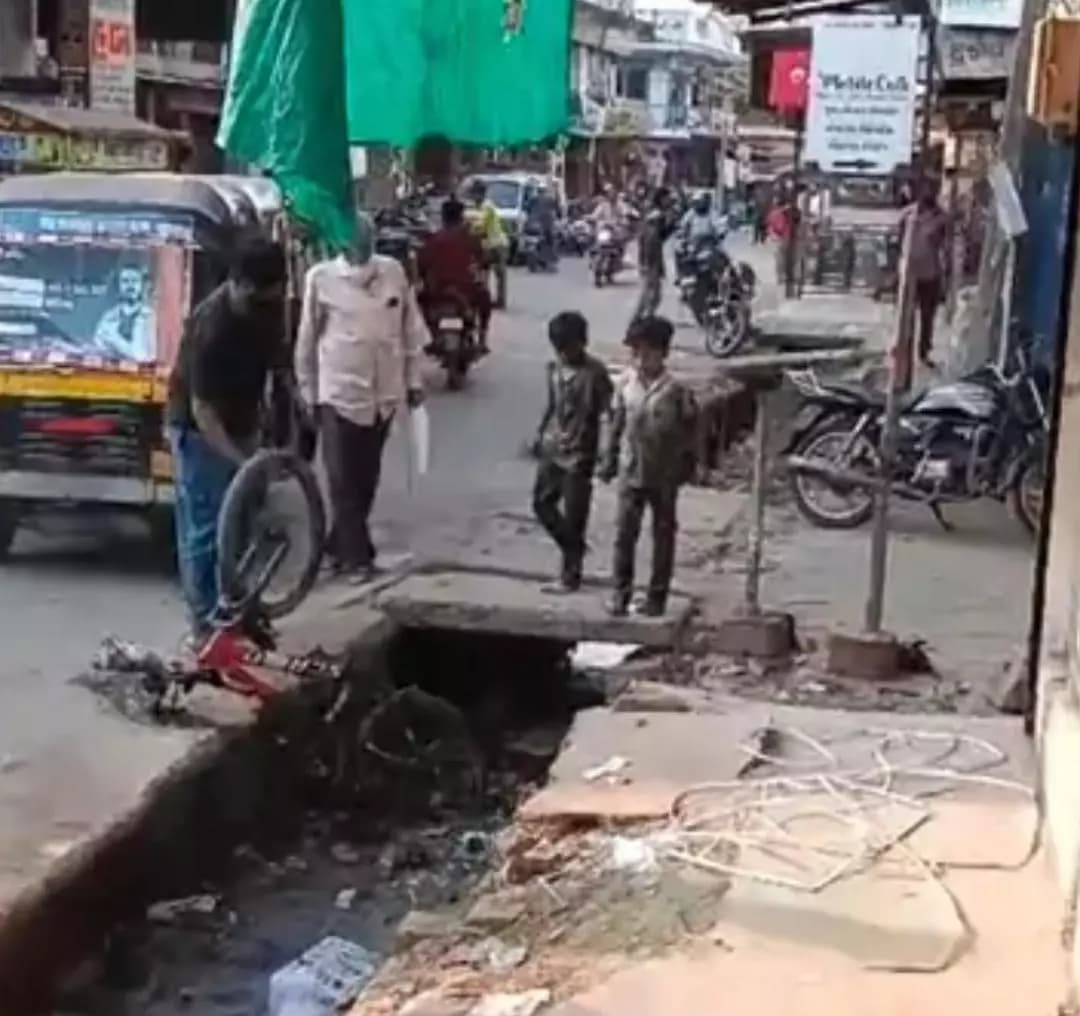 જંબુસર: નગરપાલિકાની બેદરકારીથી 2 માસૂમ બાળકોના જીવ જોખમમાં