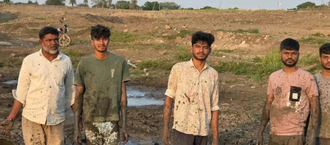 ખંભાળિયા: તળાવ સુકાતા જીવદયાનું ઉત્તમ ઉદાહરણ, ગ્રામજનોએ અબોલ જીવોને બચાવ્યા