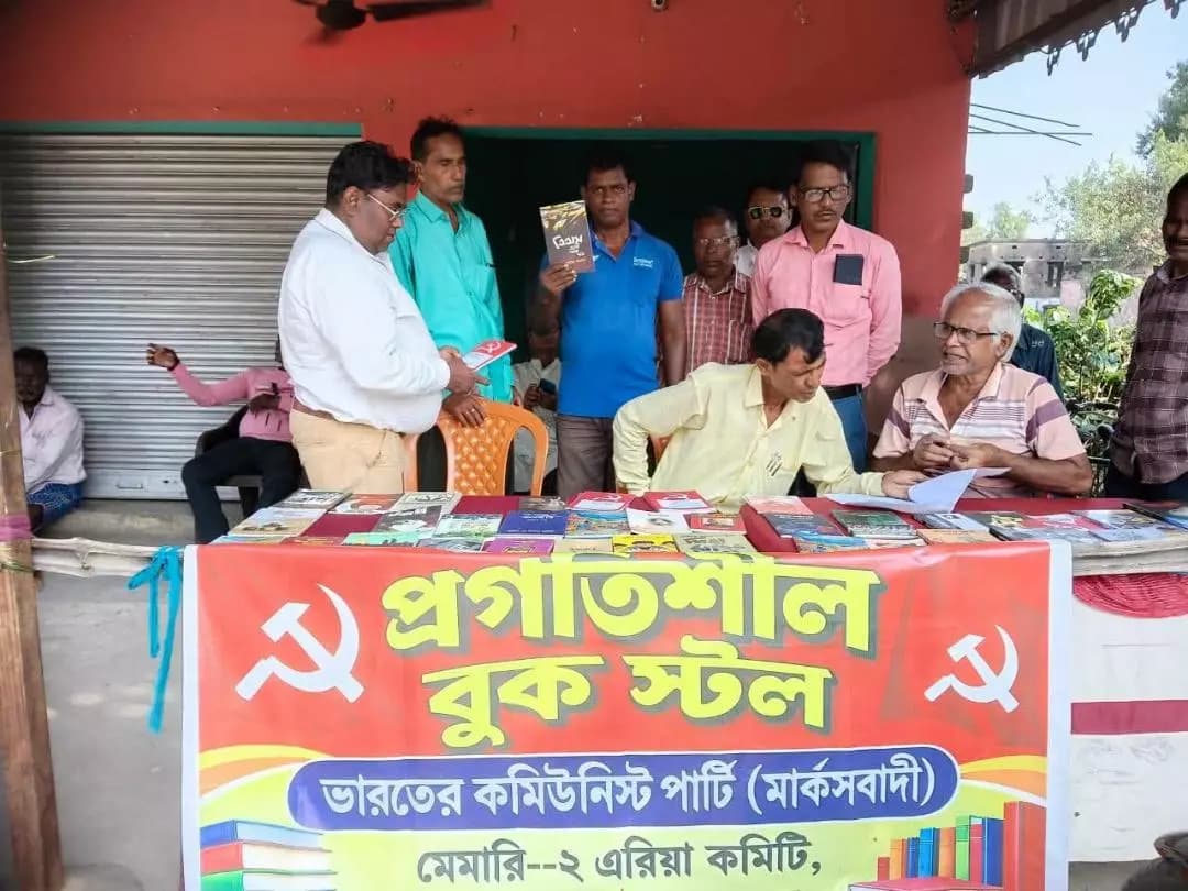 মেমারি ২: মেমারী-২ কুচুট রাজবাড়ীতে পার্টির বুকস্টলে বইপ্রেমীদের উৎসাহ