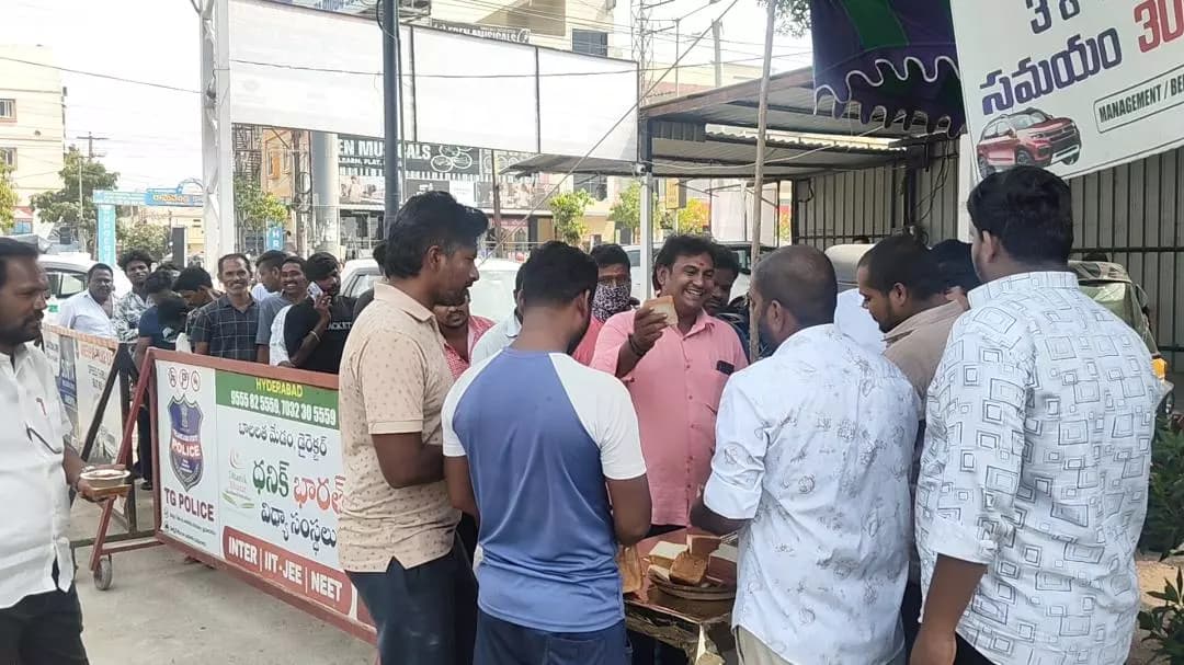 అమీన్పూర్: బీరంగూడలో మందు కొంటే మటన్ ఫ్రీ: దసరా సందర్భంగా వైన్ షాప్ యజమాని ఆఫర్