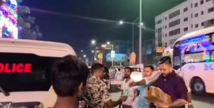 গাজোল: মালদায় দুর্গাপুজোর রাতে পুলিশ ও সিভিকদের হাতে জল ও ওয়ারিশ পৌঁছে দিলেন সমাজসেবী আকাশ