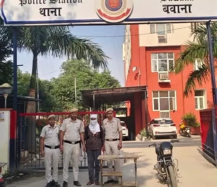 कंझावला: बवाना में मोबाइल स्नैचिंग का आरोपी गिरफ्तार, दो मोबाइल फोन और मोटरसाइकिल बरामद