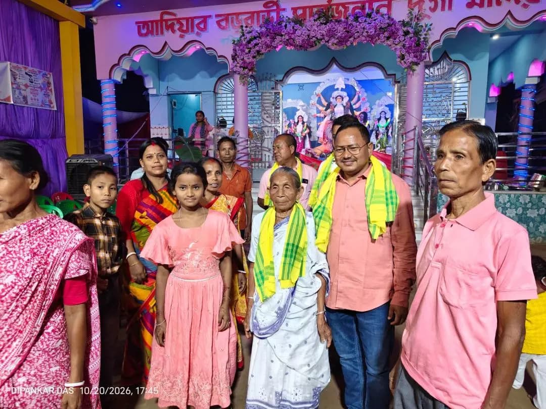 হেমতাবাদ: আদিয়ার বড়বাড়ি দুর্গাপুজোতে হাজির হন বিধায়ক হরিপদ বর্মন
