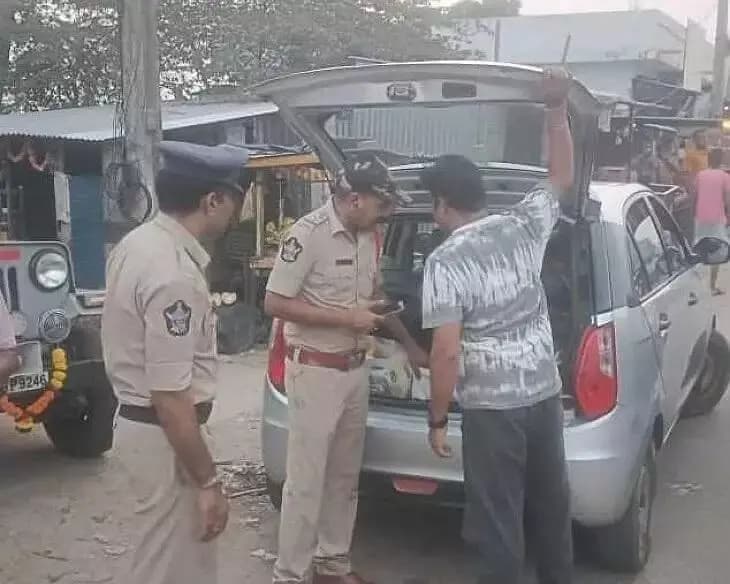 శ్రీకాకుళం: ఉర్లాం వద్ద పోలీసుల వాహన తనిఖీలు: ఎస్సై గణేశ్ కీలక హెచ్చరిక
