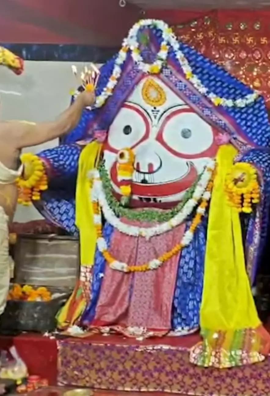 ପାରଳାଖେମୁଣ୍ଡି: ପାରଳାଖେମୁଣ୍ଡି ଜଗନ୍ନାଥ ମନ୍ଦିରରେ ସନ୍ଧ୍ୟା ଆଳତିର ମନମୁଗ୍ଧକର ଦୃଶ୍ୟ