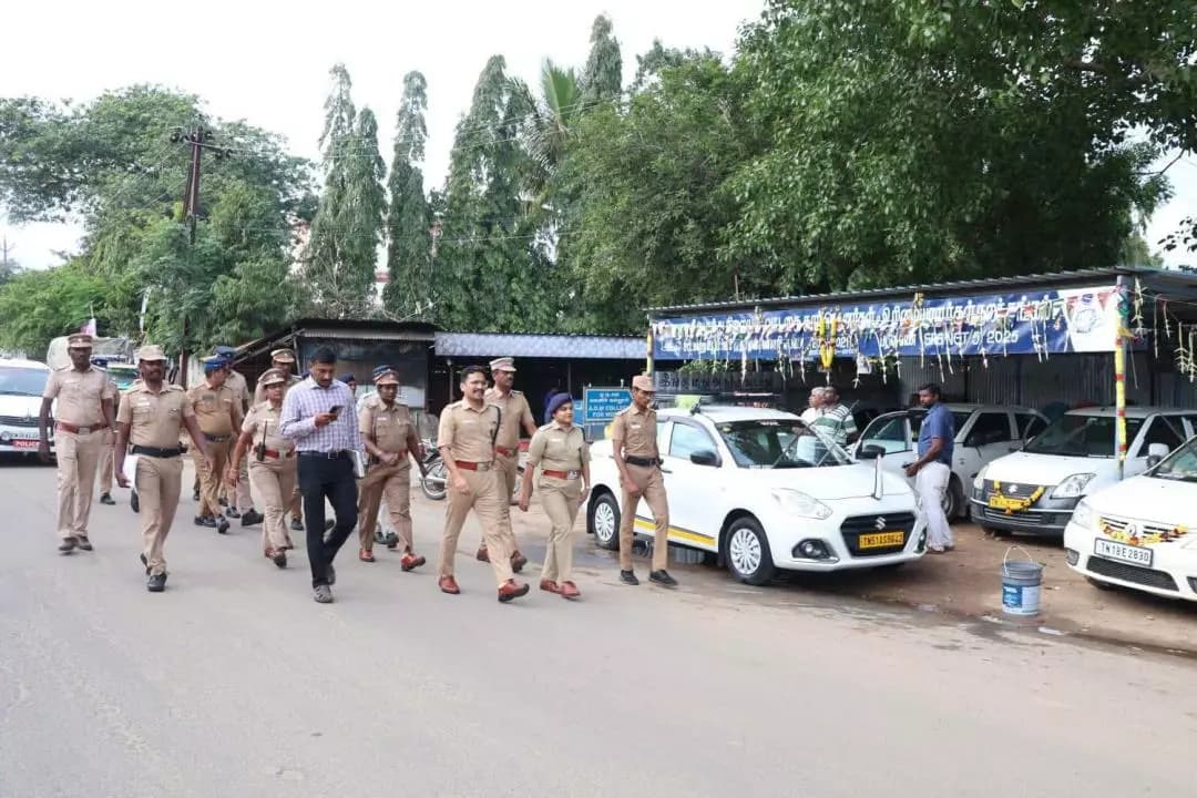 நாகப்பட்டினம்: நாகை புதிய பேருந்து நிலையத்தில் காவல்துறையினரின் தீவிர நடை ரோந்து!