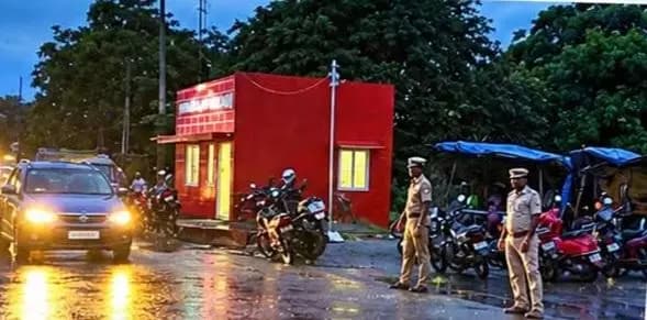 விழுப்புரம்: சென்னை - திருச்சி நெடுஞ்சாலையில் போக்குவரத்து நெரிசலை சீர்செய்யும் காவல் துறையினர்