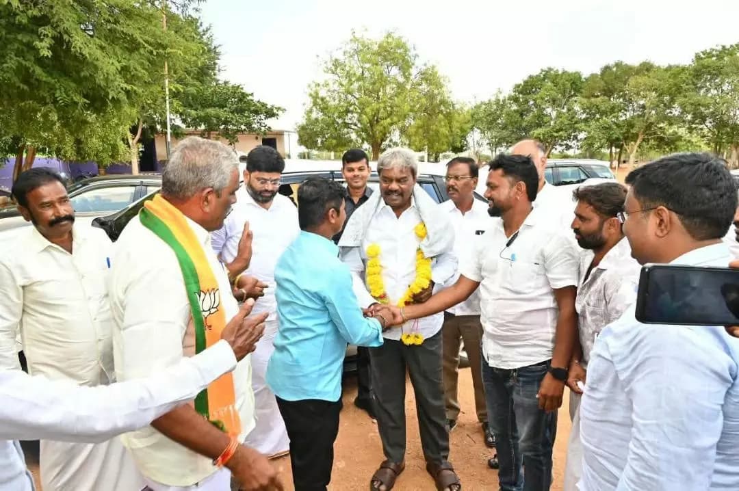 ಮೊಳಕಾಲ್ಮುರು: ಕೊಂಡ್ಲಹಳ್ಳಿಯಲ್ಲಿ ಬಿಜೆಪಿ ಪ್ರಚಾರ: ಕೆ.ಎಂ. ಸುರೇಶ್ ಪರ ಶಾಸಕ ಎಂ. ಚಂದ್ರಪ್ಪ ಮತಯಾಚನೆ