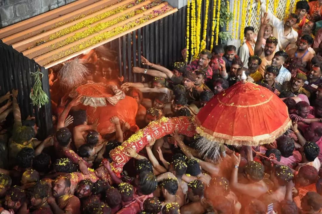 तुळजापूर: श्री तुळजाभवानी देवींचा पारंपरिक सीमोल्लंघन उत्साहात संपन्न