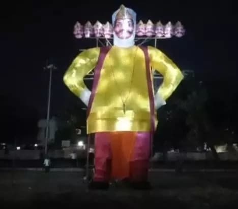 अकोला: अकोल्यातील तापडिया नगरात 51 फूट उंच रिमोटद्वारे रावण दहनाचा धम्माकेदार कार्यक्रम