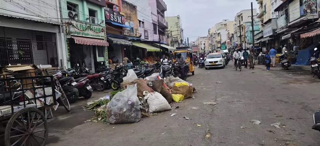 மதுரை கிழக்கு: மதுரை கூடலழகர் பெருமாள் கோவில் தெப்பக்குளம்: குப்பைகளும் வாகன ஆக்கிரமிப்பும்!