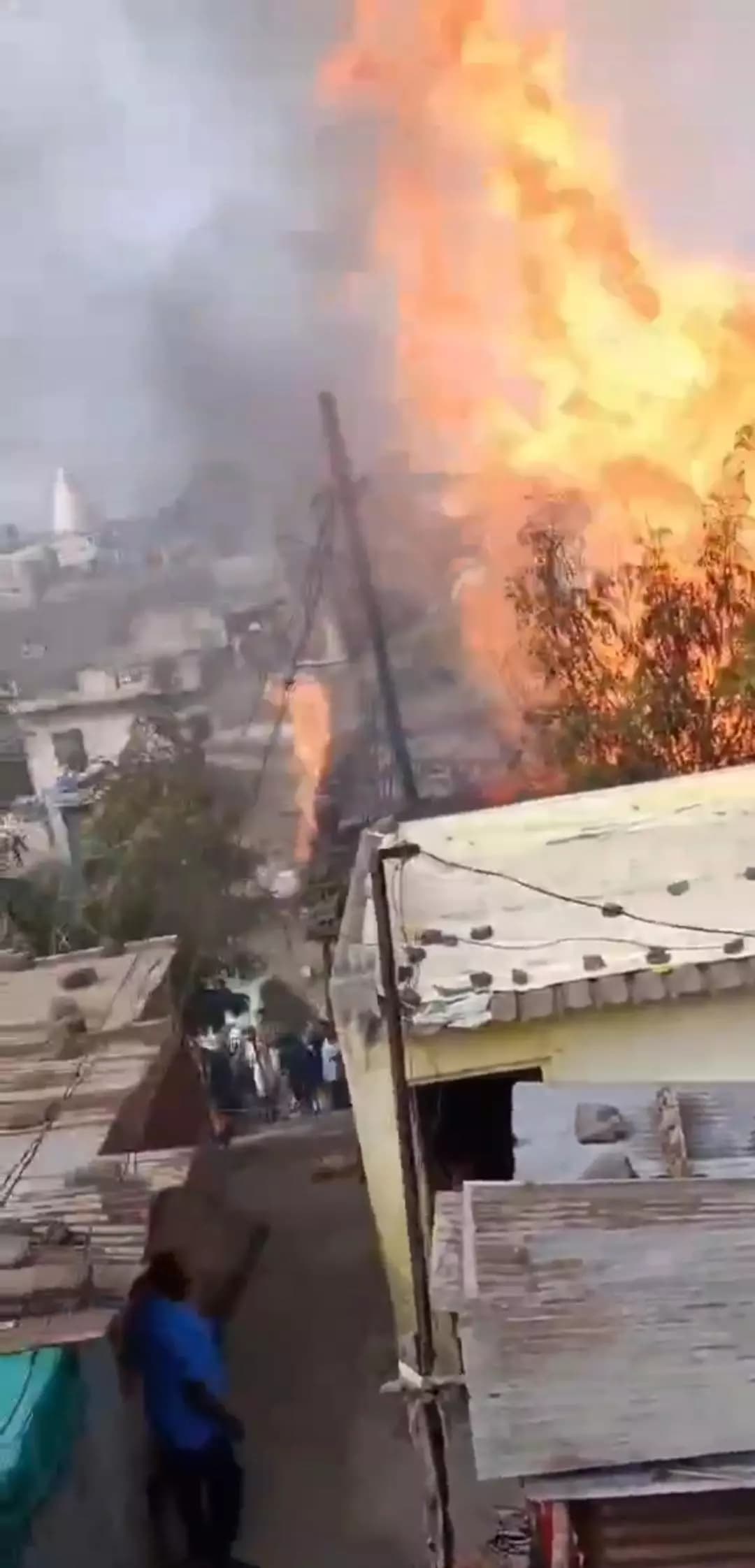 अकोला: बाळापूरच्या छोटा मोमीनपुरा येथील घरात सिलेंडर स्फोटाने भीषण ज्वालाग्रही आग