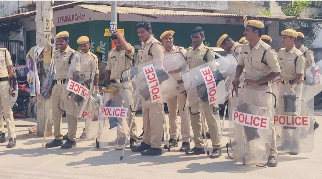 మంచిర్యాల: మంచిర్యాల కాంగ్రెస్లో వర్గ విభేదాల సెగ: నేత నివాసం వద్ద పోలీసుల మోహరింపు