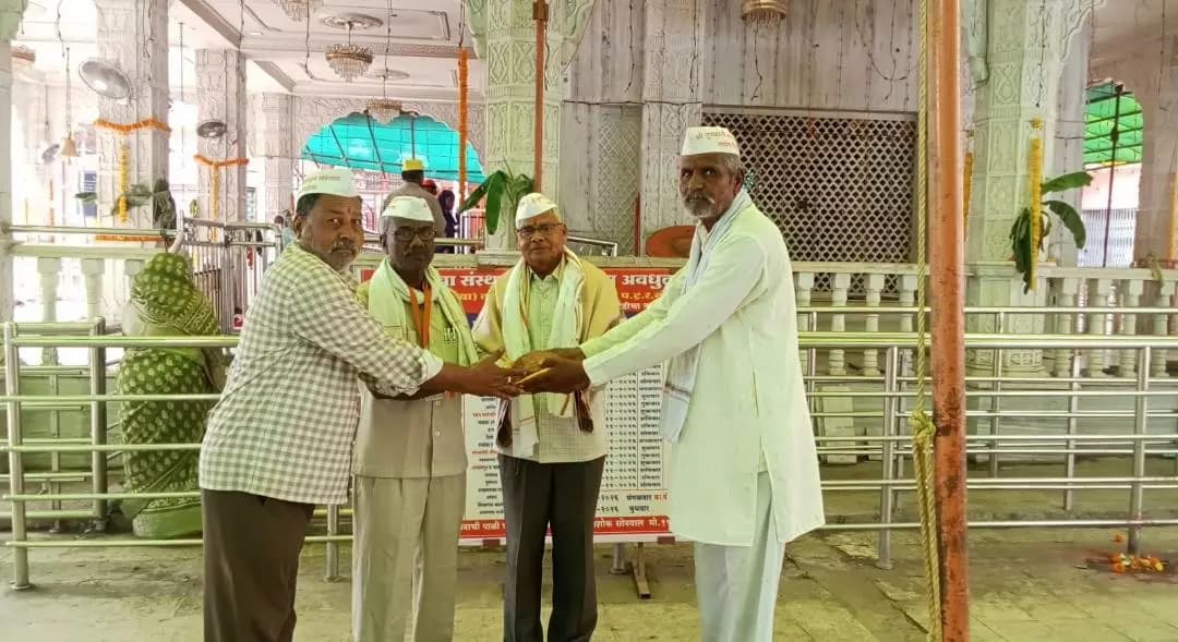 चांदूर रेल्वे: श्री विठोबा संस्थानाला 1,01,000 रुपये देणगी, गोपाळराव दोडके यांचा सत्कार