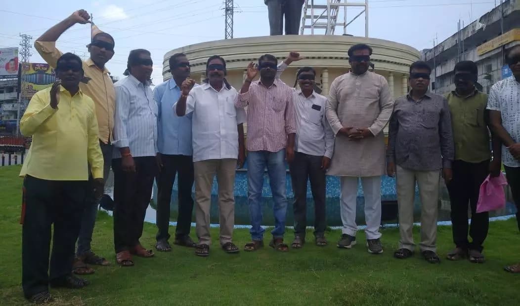 మంచిర్యాల: పదోన్నతుల్లో రిజర్వేషన్ల కోసం బీసీ ఉద్యోగుల వినూత్న నిరసన