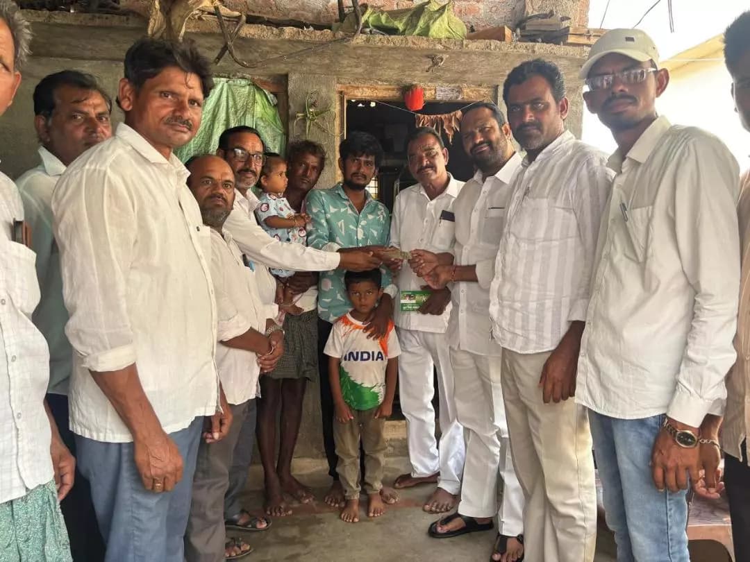 కురవి: తల్లిని కోల్పోయిన ఇద్దరు చిన్నారులకు రూ. 1 లక్ష ఆర్థిక సాయం అందజేత