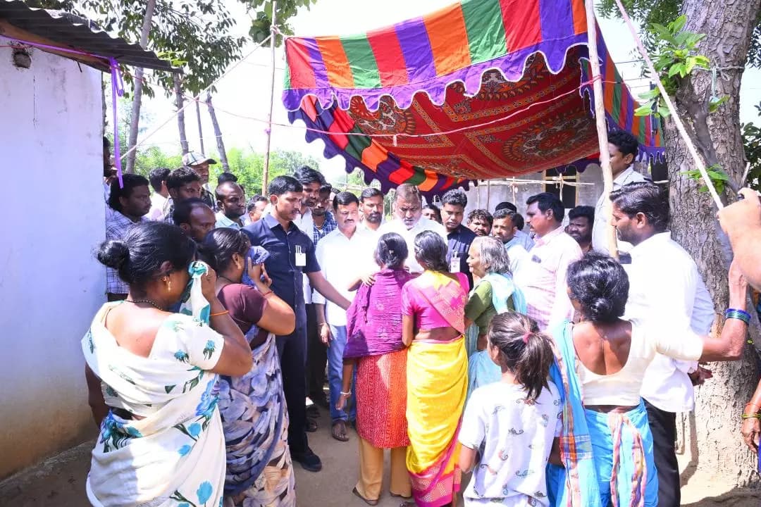 వెల్గటూరు: వెల్గటూర్: మృతుల కుటుంబాలను పరామర్శించిన మంత్రి అడ్లూరి లక్ష్మణ్ కుమార్