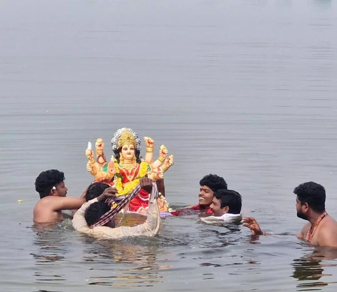 కురవి: కురవిలో ఘనంగా దుర్గాదేవి నిమజ్జనోత్సవం