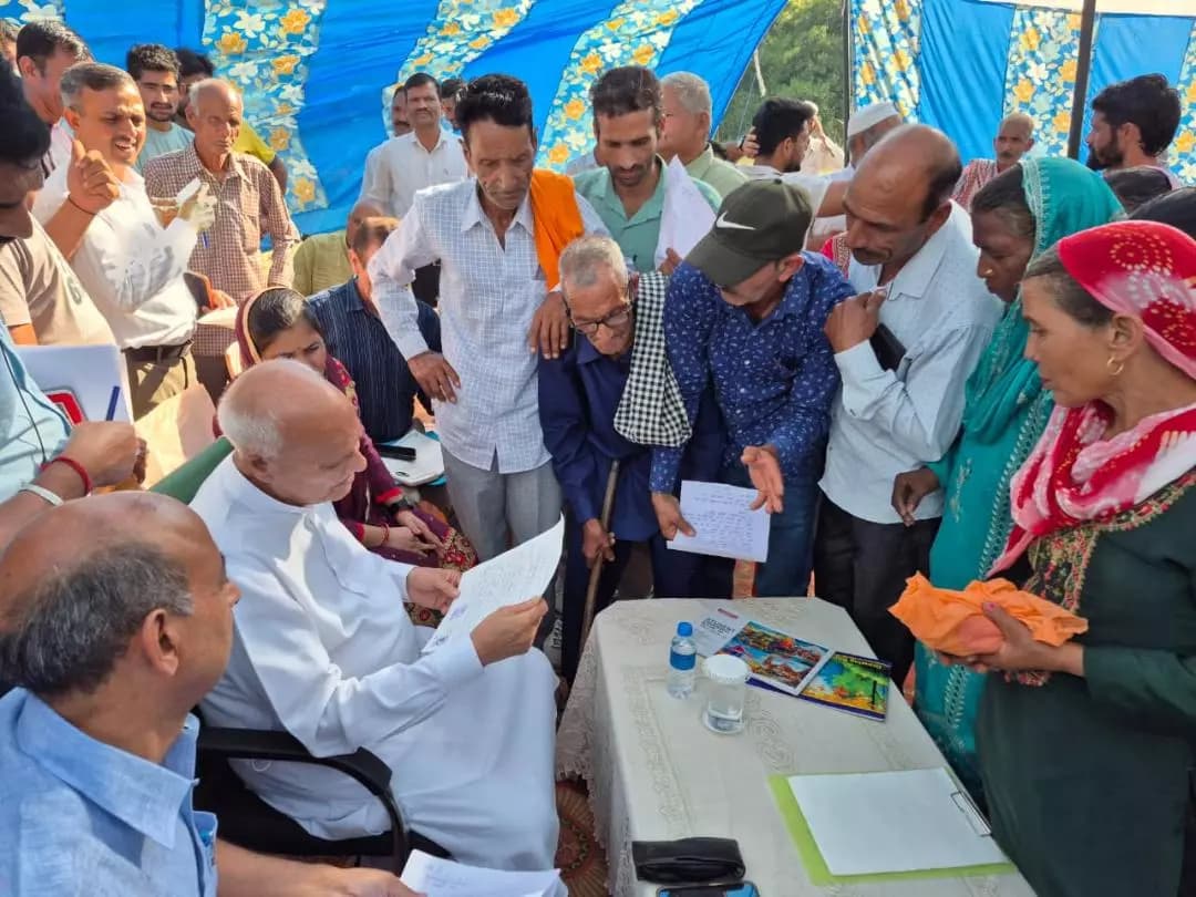 जवाली: प्रो. चन्द्र कुमार ने ग्राम पंचायत बनोली में ग्रामीण विकास योजनाओं पर विस्तार से चर्चा की