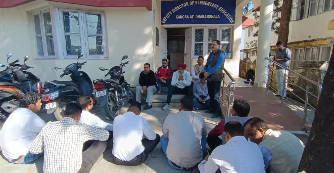 धर्मशाला: कांगड़ा शिक्षक संघ ने शिक्षा उपनिदेशक कार्यालय पर सवाल उठाए, पदोन्नति मामले लटके