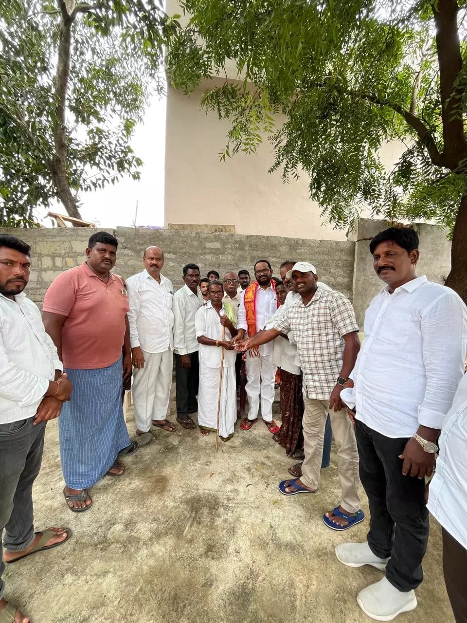 కురవి: కురవి, డోర్నకల్ మండలాల్లో ఆలయాల అభివృద్ధికి 50 వేల ఆర్థిక సాయం అందించిన నెహ్రూ నాయక్