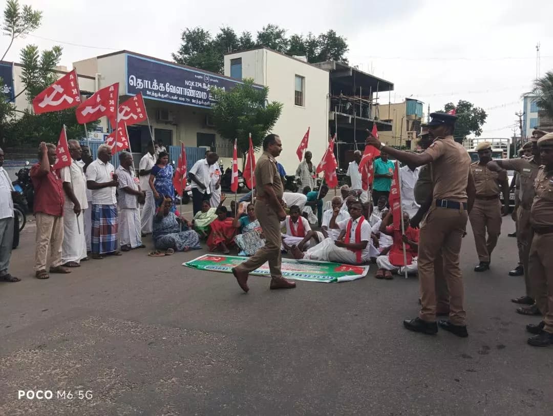 ஊத்துக்குளி: விவசாயிகள் மறியல் போராட்டம்: ஊத்துக்குளியில் 50-க்கும் மேற்பட்டோர் கைது