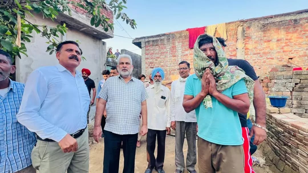 ਪਠਾਨਕੋਟ: ਪਿੰਡ ਨੱਕੀ: ਅੱਗ ਨਾਲ ਸੜੇ ਘਰ ਦੇ ਪੀੜਤ ਪਰਿਵਾਰ ਦੀ ਮਦਦ ਲਈ ਪਹੁੰਚੇ ਮੰਤਰੀ ਲਾਲ ਚੰਦ ਕਟਾਰੂਚੱਕ