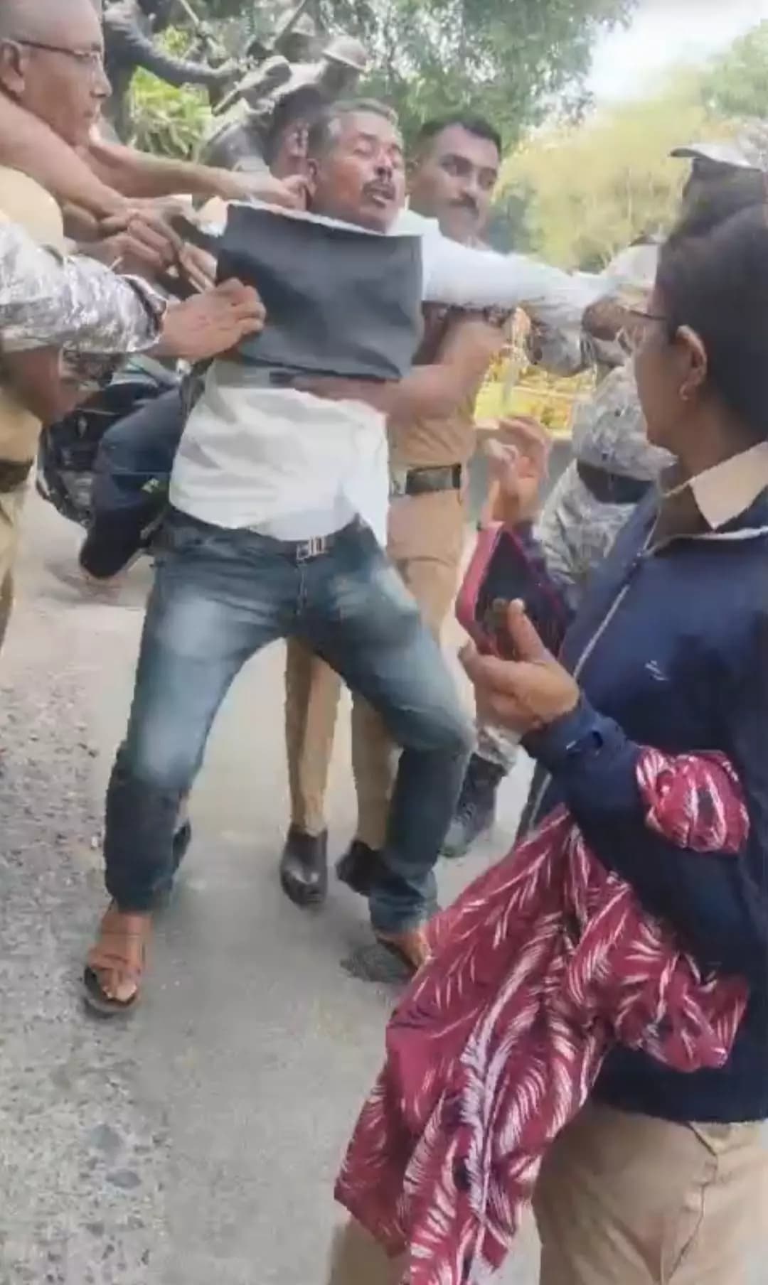 अकोला: अकोल्यात जिल्हाधिकारी कार्यालयात शेतकऱ्याने आत्मदहनाचा प्रयत्न, रस्त्याच्या जमीनीवरून तणाव