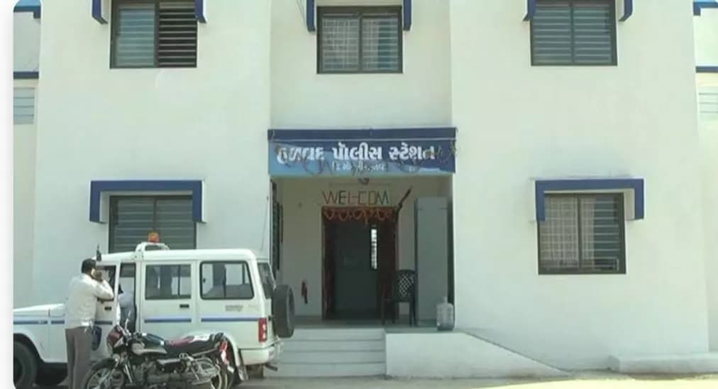 હળવદ: હળવદમાં સ્પોર્ટસ સંકુલ સામે અજાણ્યા યુવકનું હાર્ટ એટેકથી મોત