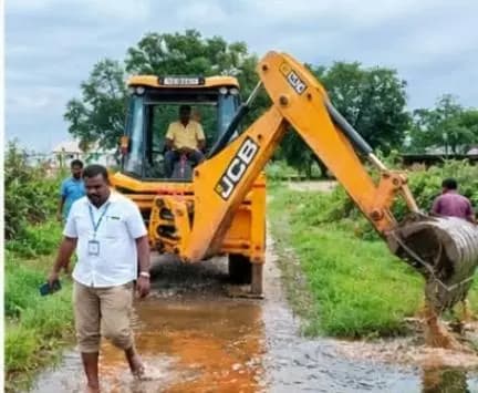 செங்கம்: செங்கம் 17-வது வார்டு: செய்தி எதிரொலியாக சாலைகளில் தேங்கிய மழைநீர் அகற்றம்!