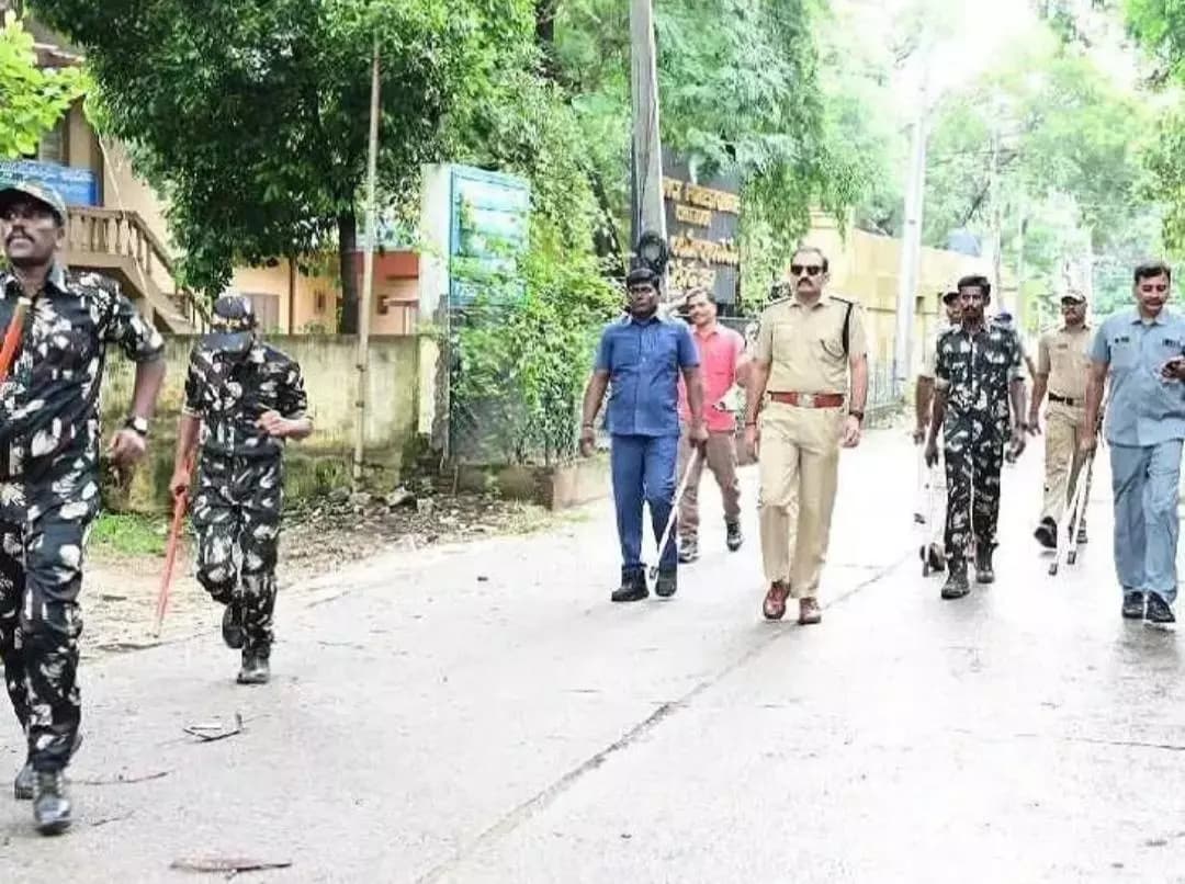 చిత్తూరు: చిత్తూరులో ఎన్నికల బందోబస్తు: నామినేషన్ కేంద్రాల్లో ఎస్పీ తుషార్ డూడీ ఫుట్ మార్చ్