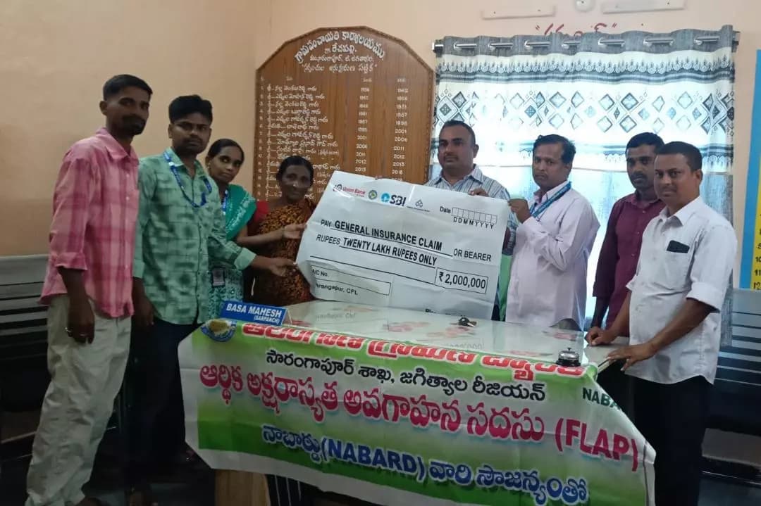 సారంగాపూర్: మృతుల కుటుంబాలకు రూ.4 లక్షల బీమా పరిహారం అందజేత