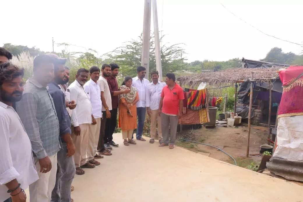 మహబూబాబాద్: మహబూబాబాద్ 20వ వార్డులో మాజీ ఎమ్మెల్యే పర్యటన: సమస్యల పరిష్కారానికి ఆదేశం