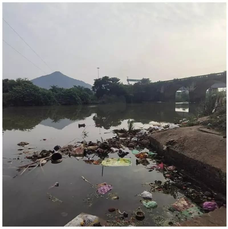 ପାରଳାଖେମୁଣ୍ଡି: ମହେନ୍ଦ୍ରତନୟା ନଦୀଘାଟ ସଫା କଲେ ସମାଜସେବୀ ରଞ୍ଜିତ କୁମାର ମହାପାତ୍ର