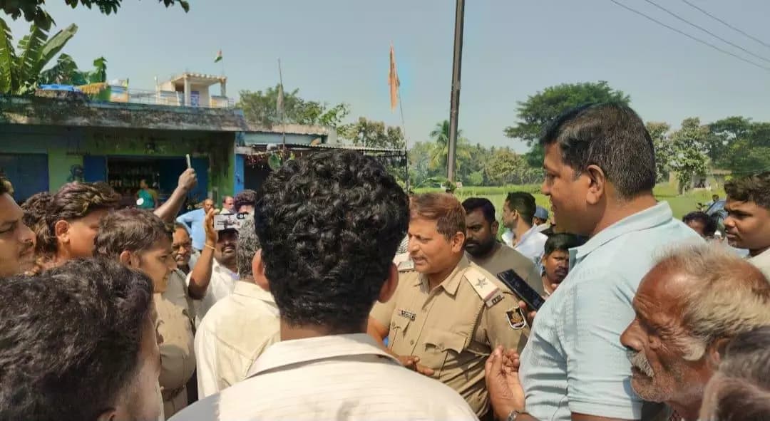 ଗୁରଣ୍ଡି: ଗଜପତି: ଡାକ୍ତର ନଥିବାରୁ ଗାଈର ମୃତ୍ୟୁ, ଉପଲଡ଼ାରେ ରାସ୍ତା ରୋକ