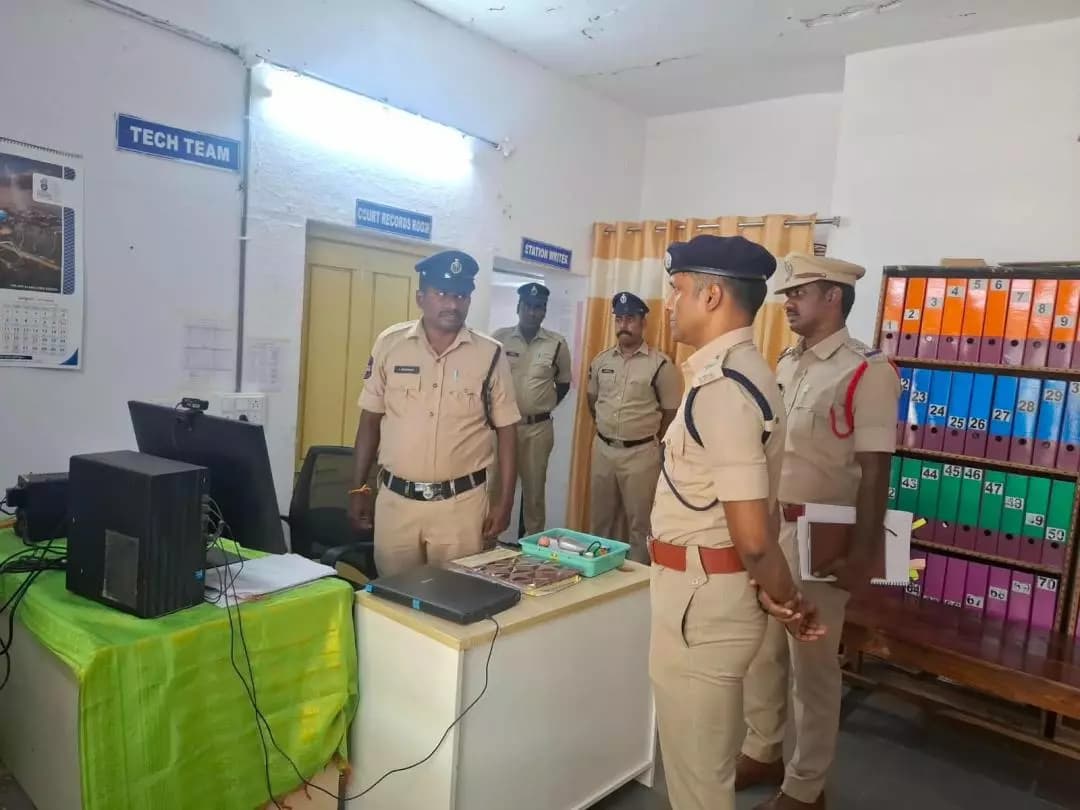 కథలాపూర్: కథలాపూర్ పోలీస్ స్టేషన్లో ఎస్పీ ఆకస్మిక తనిఖీ: అధికారులకు కీలక ఆదేశాలు
