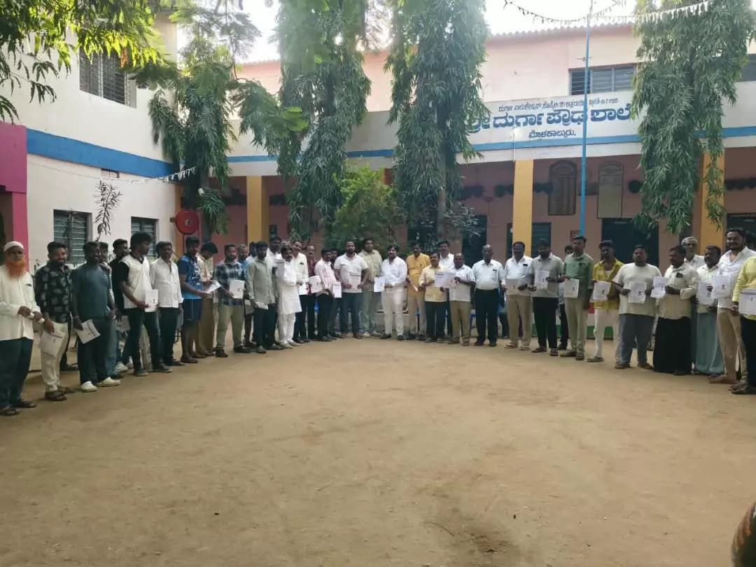 ಮೊಳಕಾಲ್ಮುರು: ಮೊಳಕಾಲ್ಮೂರಿನಲ್ಲಿ ಕಾಂಗ್ರೆಸ್ ಅಭ್ಯರ್ಥಿ ಶಶಿ ಹುಲಿಕುಂಟೆಮಠ್ ಪರ ಪ್ರಚಾರ