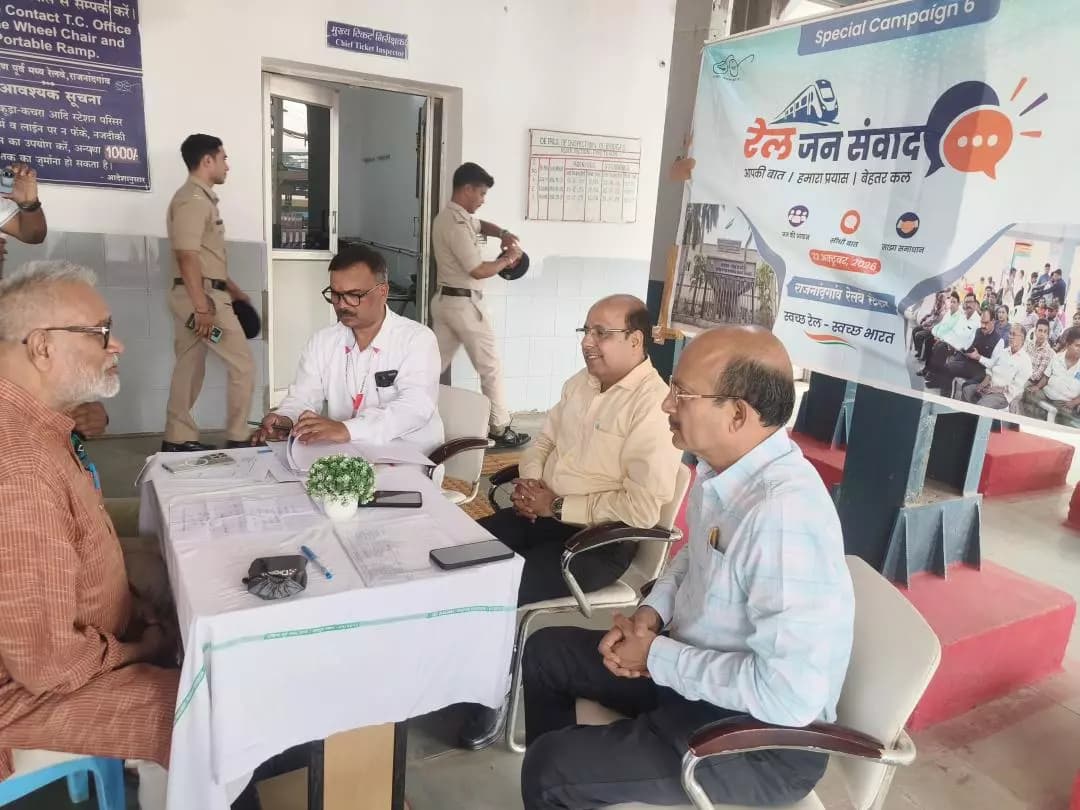 राजनांदगांव: राजनांदगांव रेलवे स्टेशन पर यात्री सुविधाओं पर चर्चा