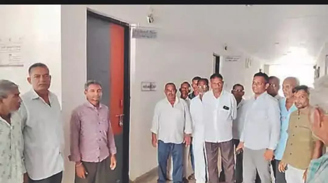 વ્યારા: વ્યારા સુગર પેમેન્ટ વિવાદ: ખેડૂતો રોષે ભરાયા, ડિરેક્ટરની ઓફિસને તાળાં