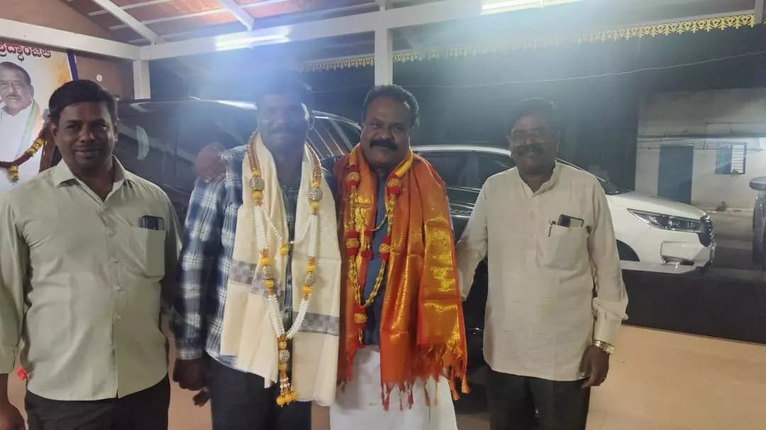 ಪಾವಗಡ: ಪಿಎಚ್.ಡಿ. ಪದವಿ ಪಡೆದ ಉಪನ್ಯಾಸಕ ನಾಗೇಂದ್ರಪ್ಪನವರಿಗೆ ಶಾಸಕ ಹೆಚ್.ವಿ. ವೆಂಕಟೇಶ್ ಸನ್ಮಾನ
