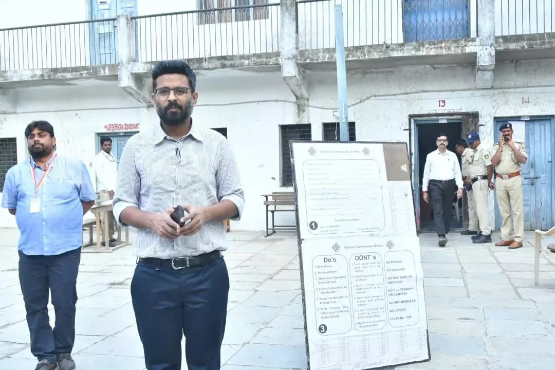 ಕಲಬುರಗಿ: ಎನ್.ವಿ. ಶಾಲೆಯ ಮತಗಟ್ಟೆಗಳಿಗೆ ಜಿಲ್ಲಾಧಿಕಾರಿ ಇಕ್ರಂ ಶರೀಫ್ ಭೇಟಿ
