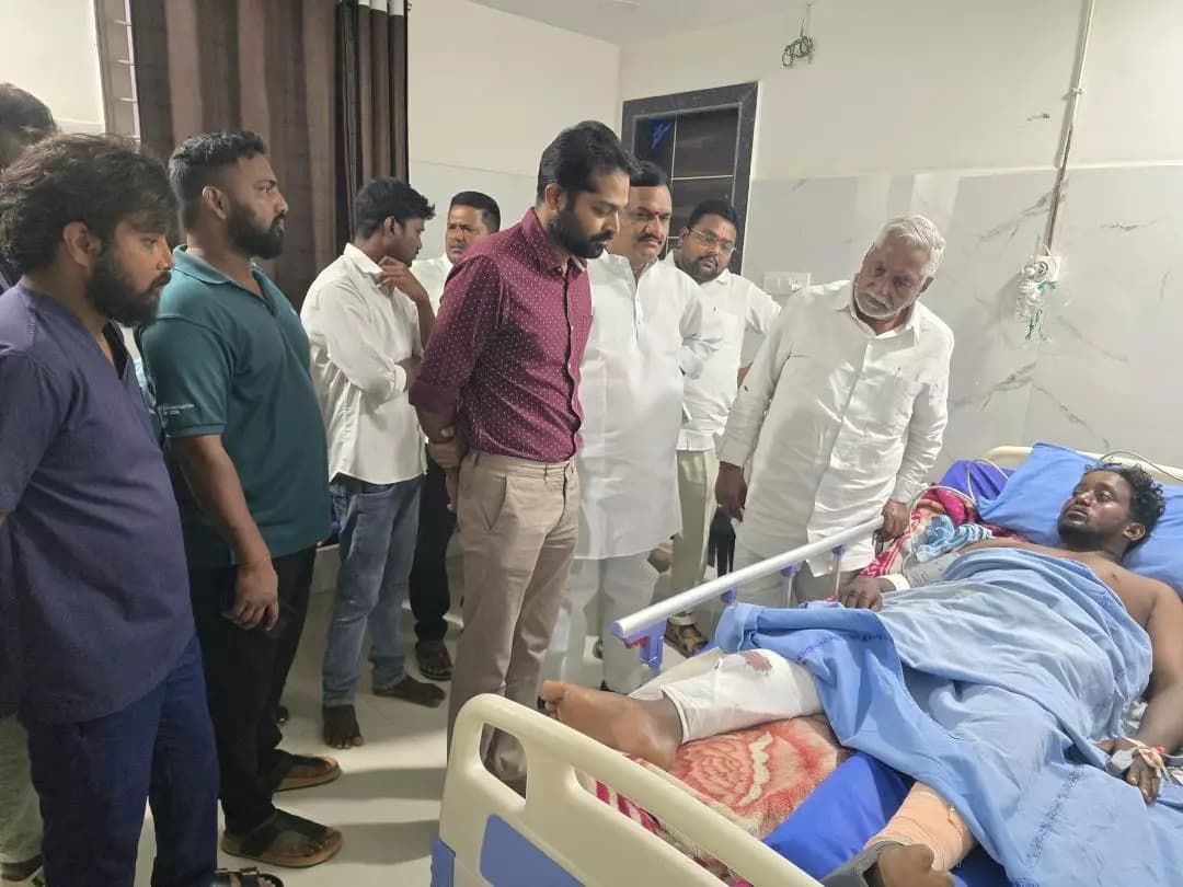 జగిత్యాల రూరల్: జగిత్యాల: గాయపడిన నరేష్ను పరామర్శించిన తాటిపర్తి జీవన్ రెడ్డి