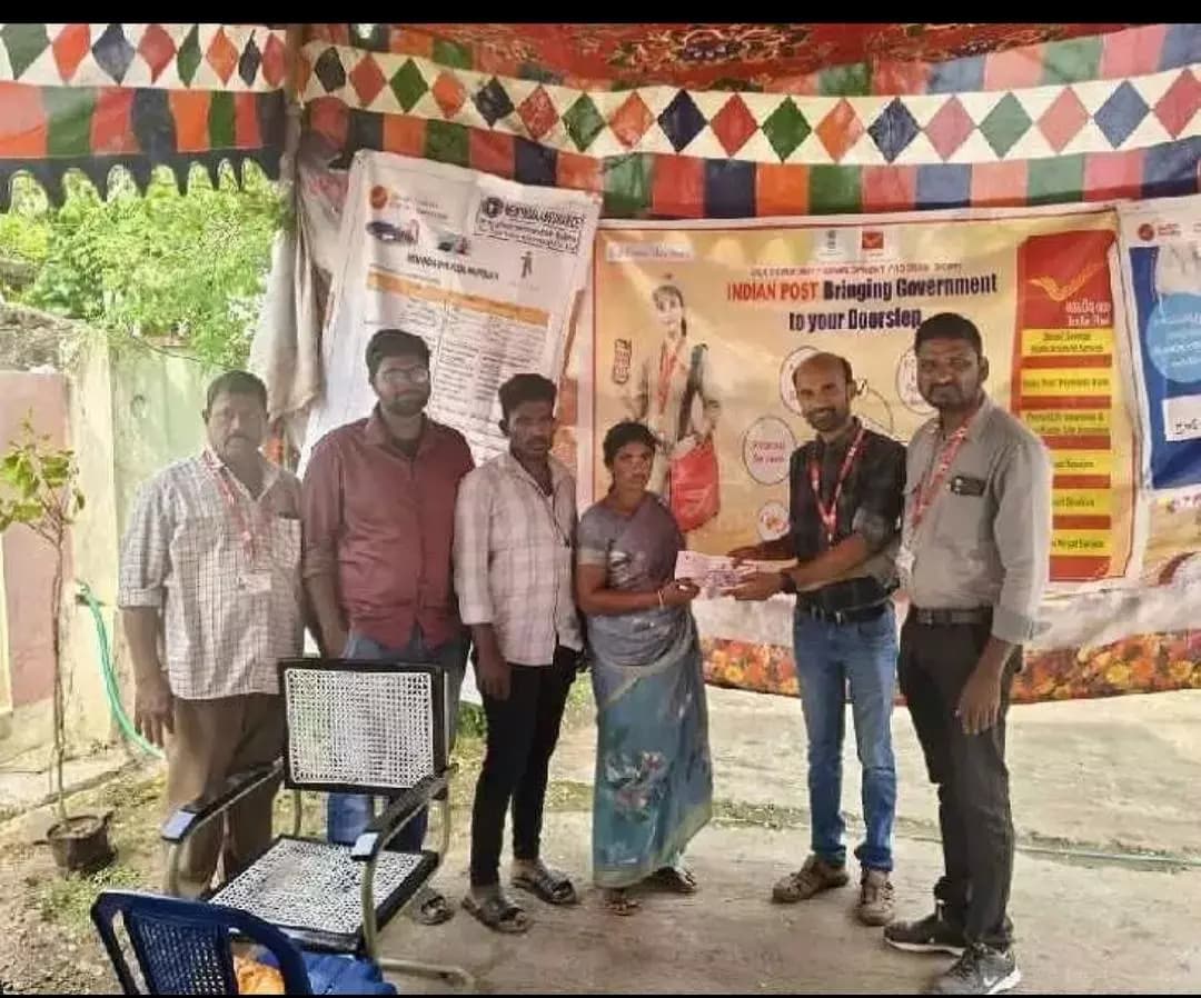 ఖమ్మం అర్బన్: నేలకొండపల్లి పోస్టాఫీసులో రూ.3.95 లక్షల బీమా క్లెయిమ్ అందజేత