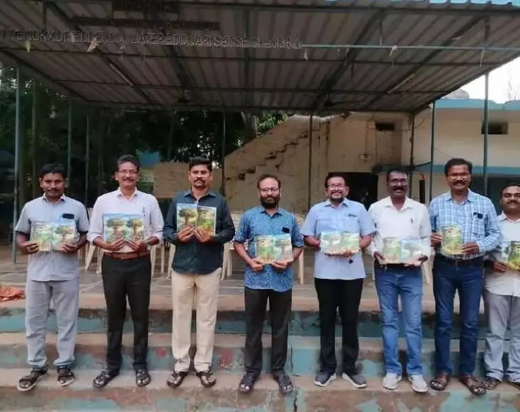 పెనుబల్లి: ఖమ్మం ప్రభుత్వ పాఠశాలలో బాల సాహిత్య పుస్తకాలు ఆవిష్కరణ