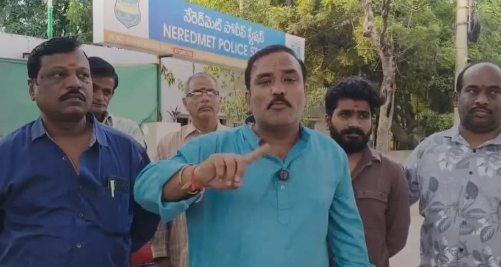 కుత్బుల్లాపూర్: సీఎం రేవంత్ రెడ్డి వ్యాఖ్యలపై నిరసన: మాజీ కార్పొరేటర్ శ్రవణ్కు నోటీసులు