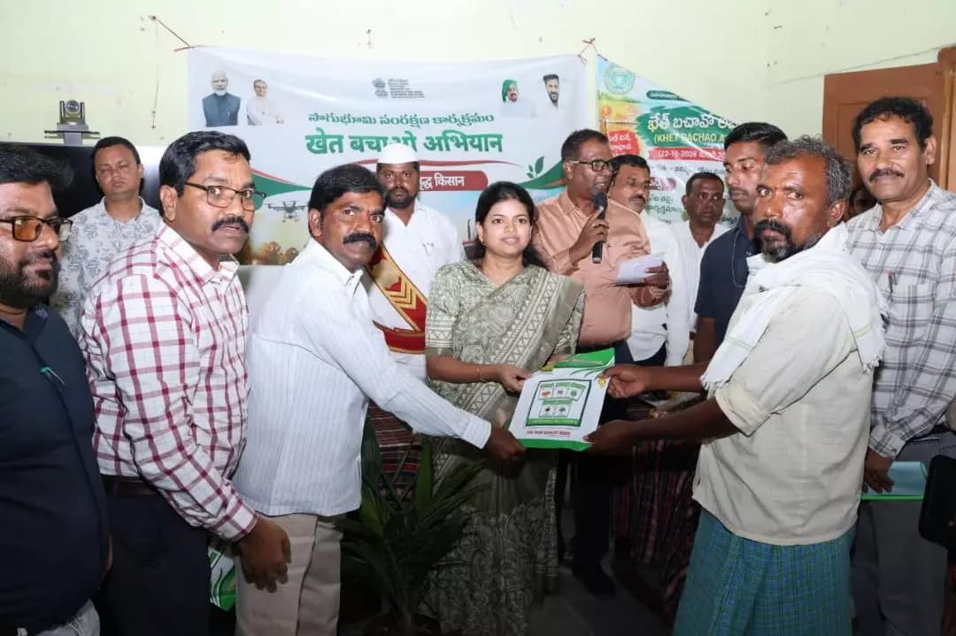 పెద్దవంగర: వర్షాభావ పరిస్థితుల్లో ఆరుతడి పంటలే మేలు: మహబూబాబాద్ కలెక్టర్