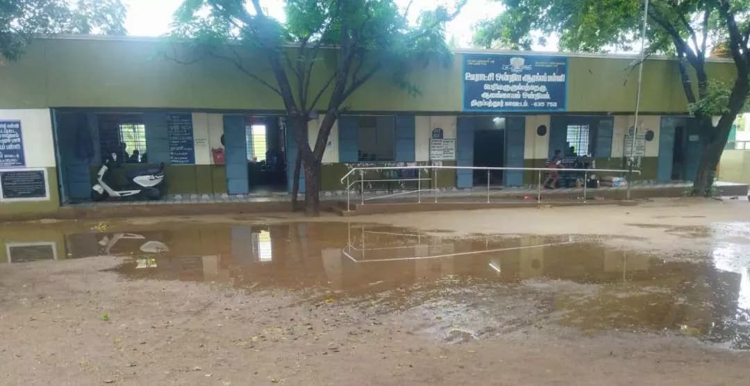 வாணியம்பாடி: பள்ளி வளாகத்தில் தேங்கிய மழைநீர் - மாணவர்கள், ஆசிரியர்கள் அவதி!